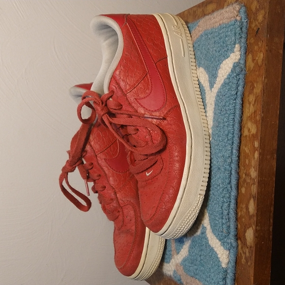 Nike Youth Air Force 1 Leather Croc Embossed Sneakers - Picture 7 of 12